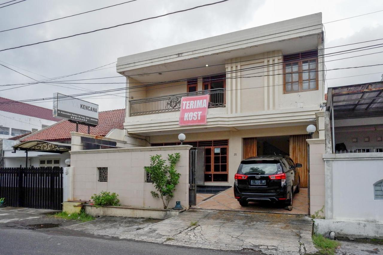 ホテル Koolkost Near Kawasan Simpang Lima スマラン エクステリア 写真