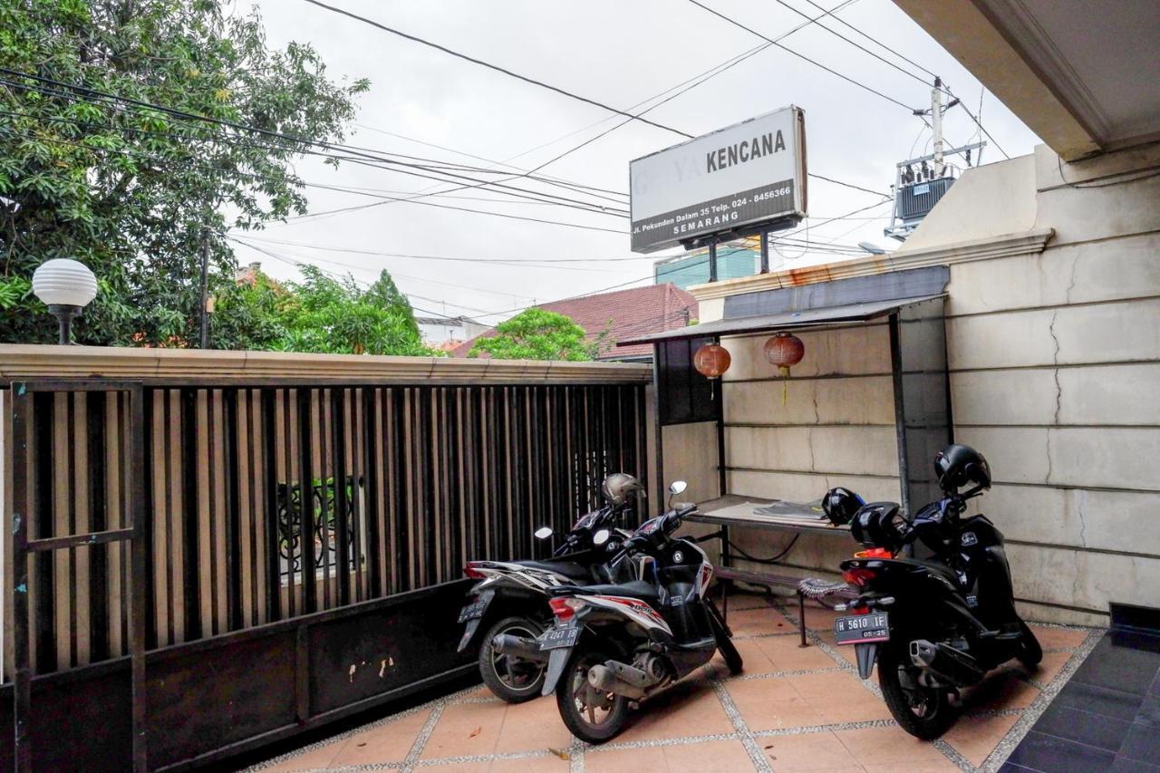 ホテル Koolkost Near Kawasan Simpang Lima スマラン エクステリア 写真